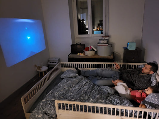 Illustration d'un parent avec son enfant dans le Lit Cabine Cododo Maison Continuum