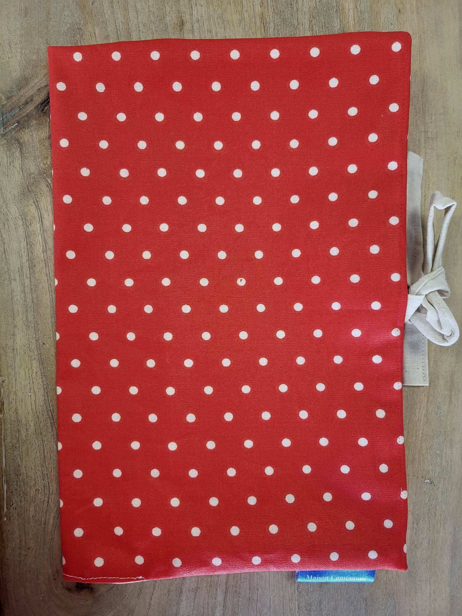 Protège carnets de santé Rouge à points blancs Maison Continuum - Maison Continuum